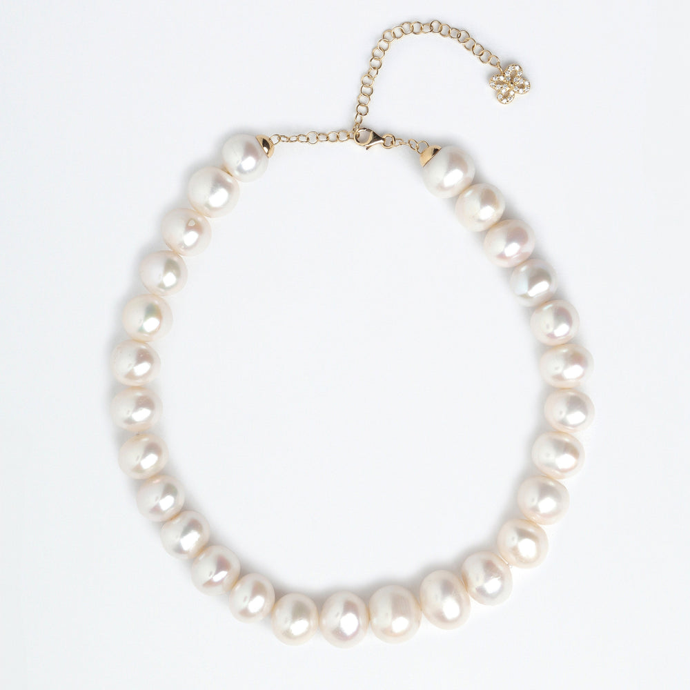 Collana di perle con fiore sbocciato