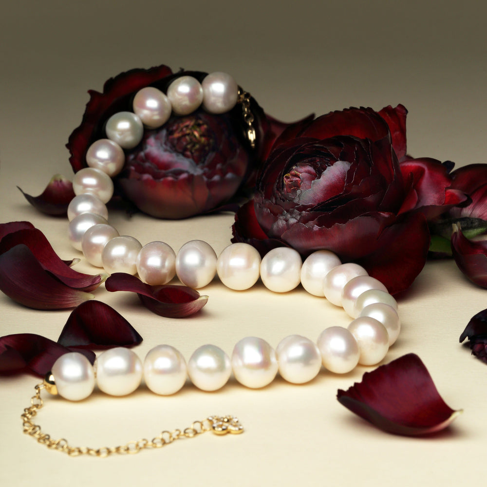 Collana di perle con fiore sbocciato