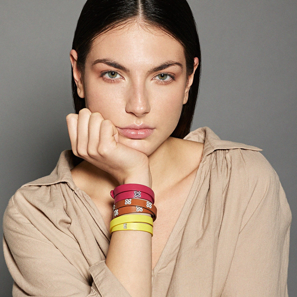 Bracciale in pelle con fiore in titanio 