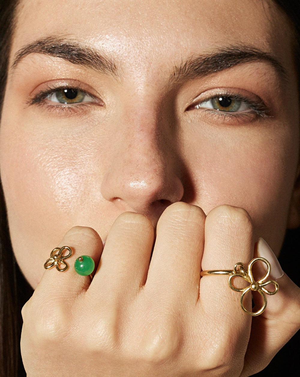 Anello con ciondolo a forma di fiore 