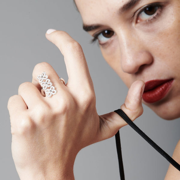 Anello aperto con fiori 