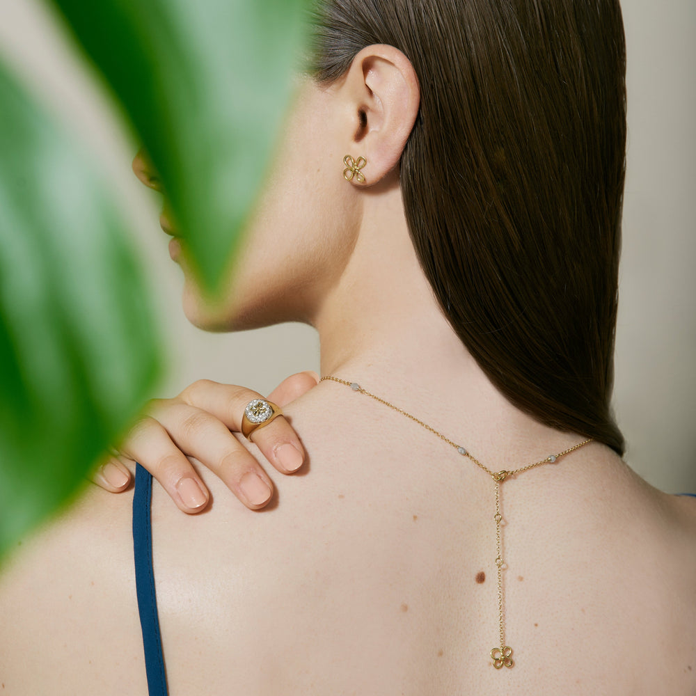 Collana con ciondolo a forma di fiore 