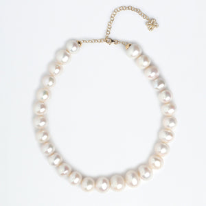 Collana di perle con fiore sbocciato