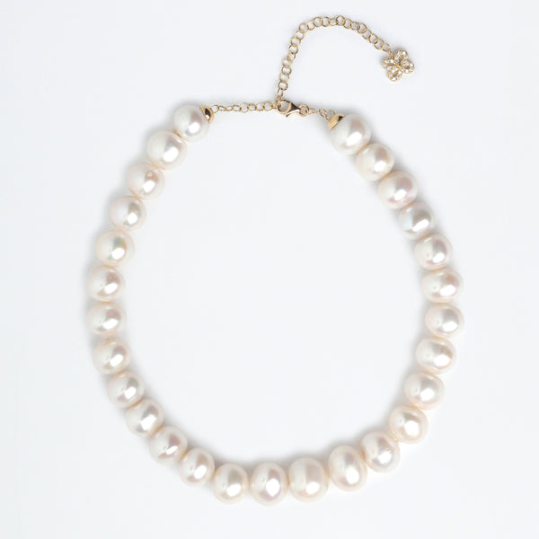 Collana di perle con fiore sbocciato