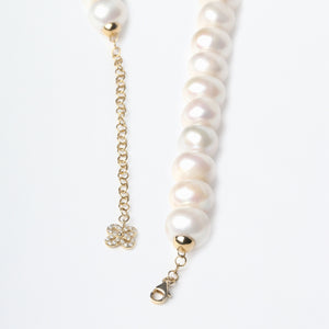 Collana di perle con fiore sbocciato