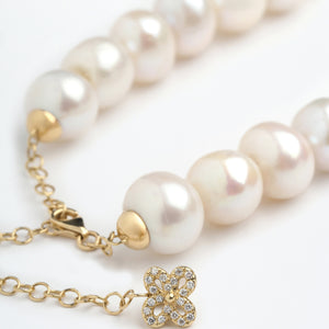 Collana di perle con fiore sbocciato