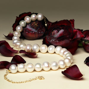Collana di perle con fiore sbocciato