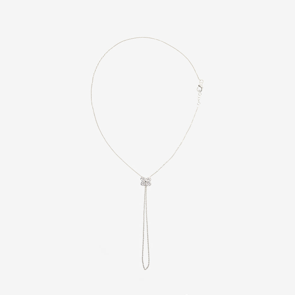 Gioiello a forma di mano con fiore 