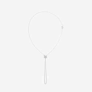 Gioiello a forma di mano con fiore 