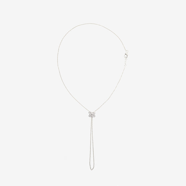 Gioiello a forma di mano con fiore 
