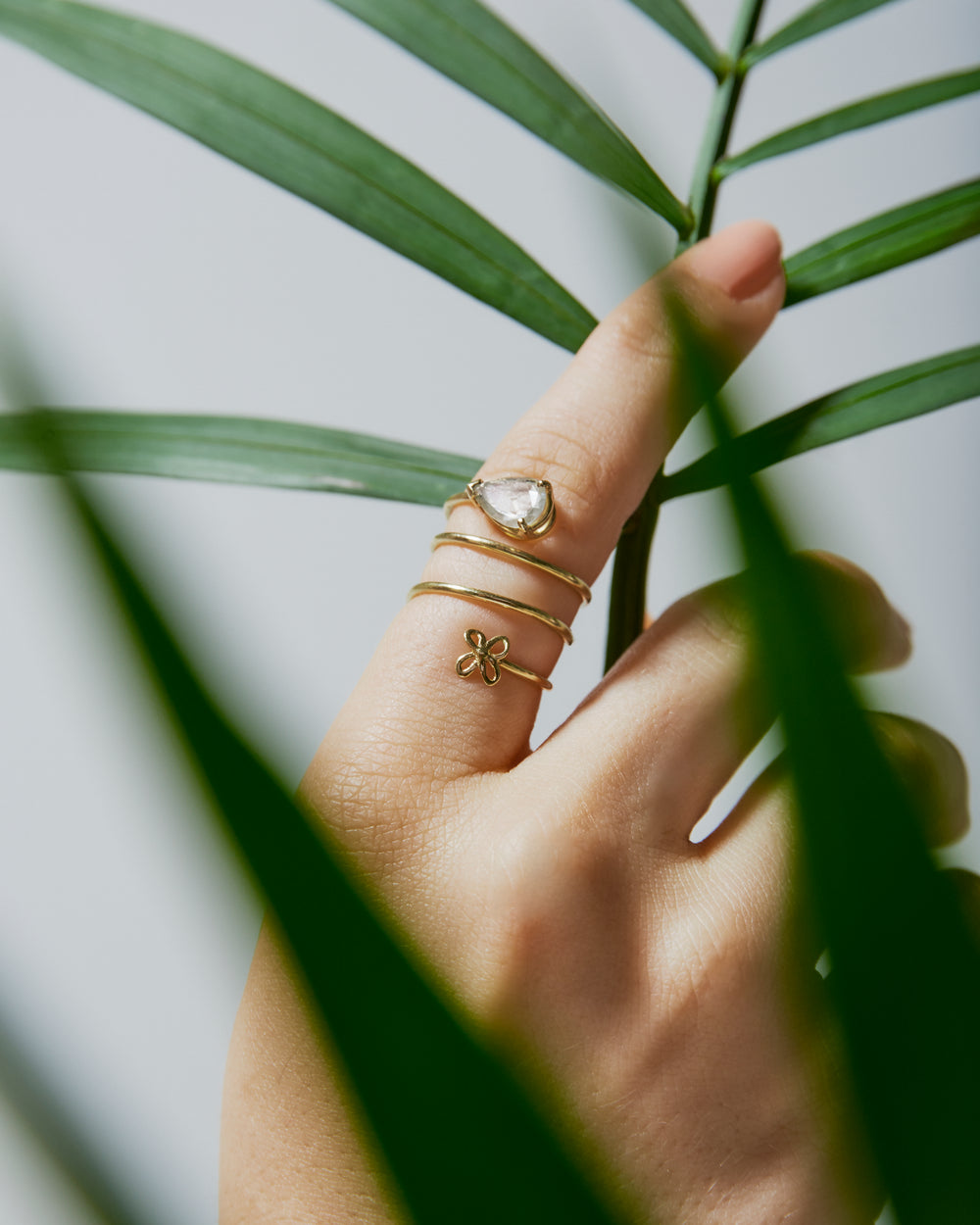 Anello a spirale con piccolo fiore 